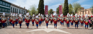 Los Armaos desfilan en orden y manteniendo siempre la distancia en la Plaza Mayor de Almagro