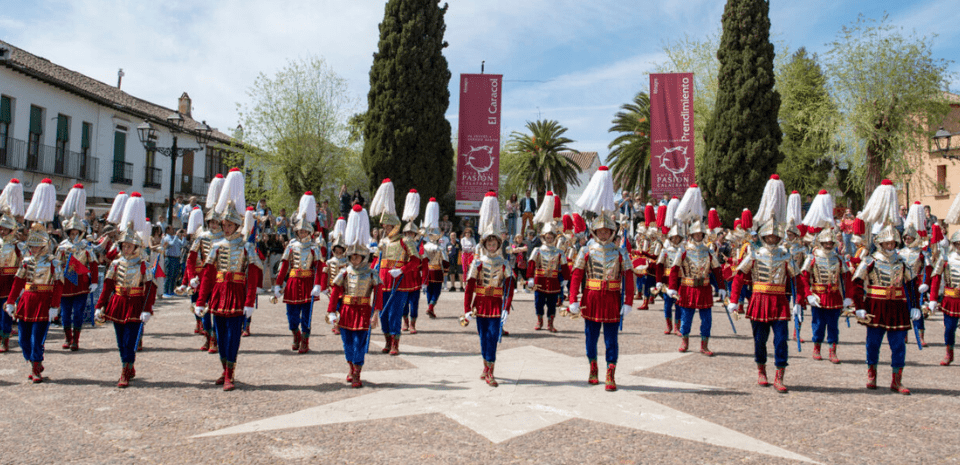 Los Armaos desfilan en orden y manteniendo siempre la distancia en la Plaza Mayor de Almagro