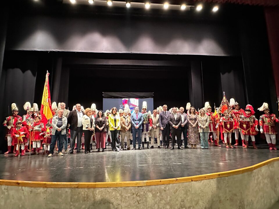 Las autoridades y la Compañía Romana de los Armaos de Moral de Calatrava posan juntos